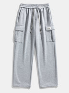 Pantalón cargo gris claro con bolsillos laterales y cordón de ajuste en la cintura