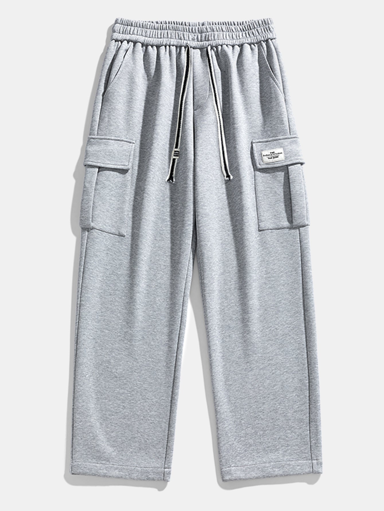 Pantalón cargo gris claro con bolsillos laterales y cordón de ajuste en la cintura