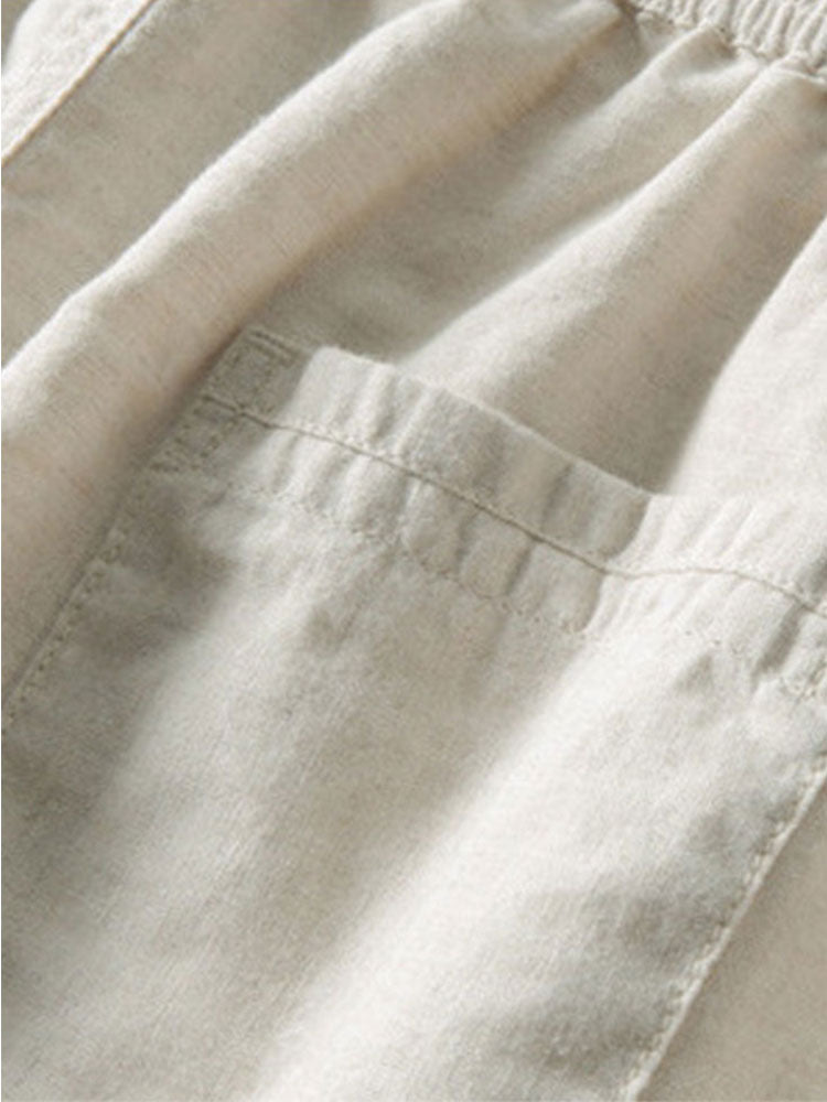 Detalle de pantalón recto de lino beige con bolsillos y costura frontal