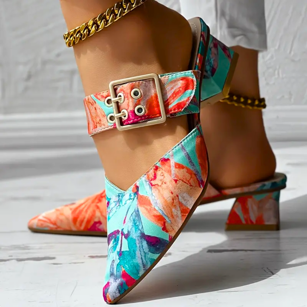 Tacones multicolor con puntera puntiaguda, tira con hebilla y tacón cuadrado