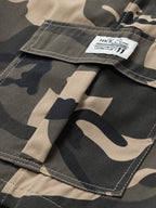 Detalle del parche y costuras en pantalón corto de camuflaje con etiqueta interior