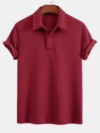 Polo de jacquard geométrico granate, cuello con botones y manga corta