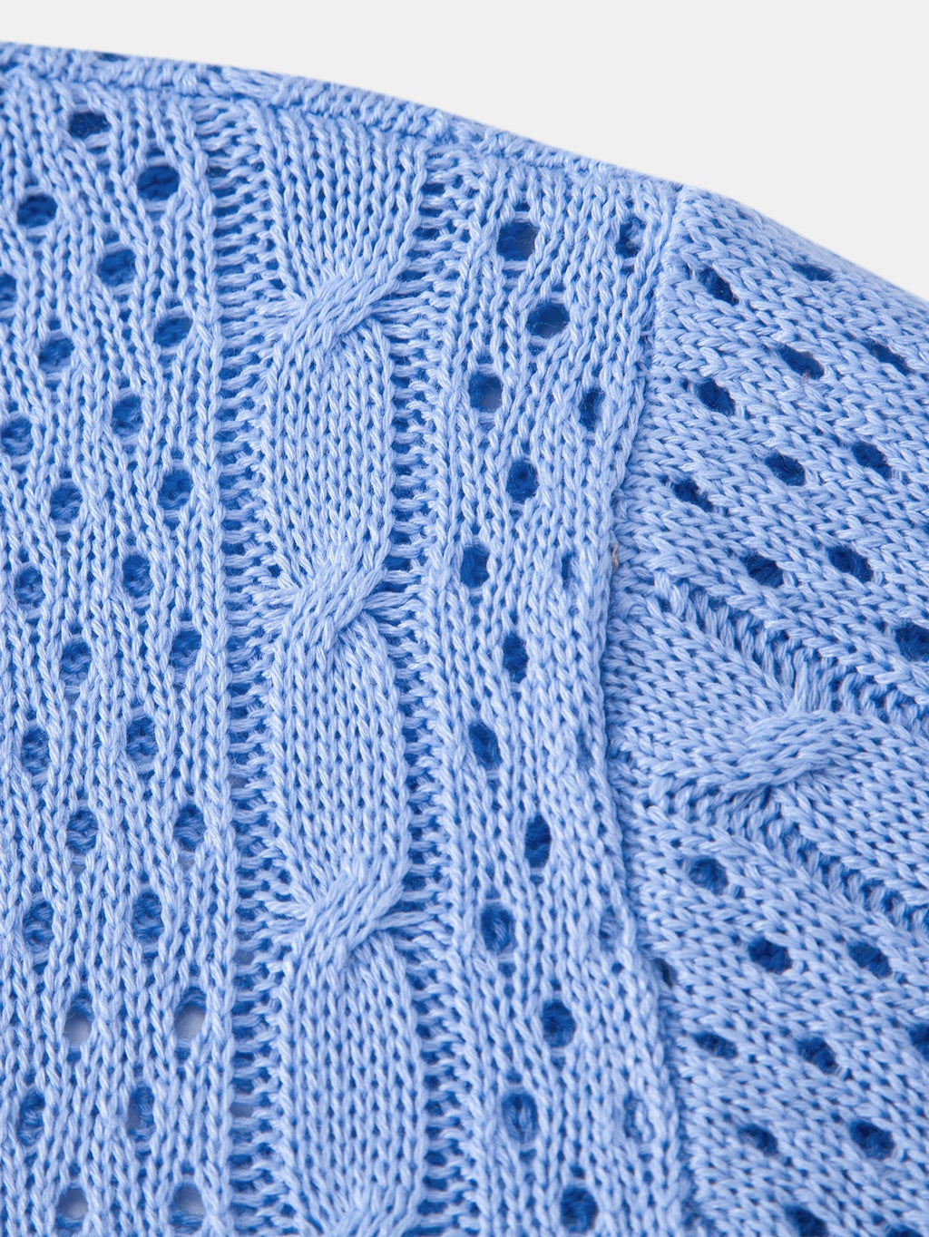 Camisa de punto azul cielo con canalés y diseño calado en relieve