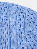 Camisa de punto azul cielo con canalés y diseño calado en relieve