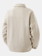 Chaqueta de pana beige por detrás, cuello alto y puños acanalados.