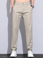 Pantalón recto color tan, tiro medio, con botón y bolsillos laterales