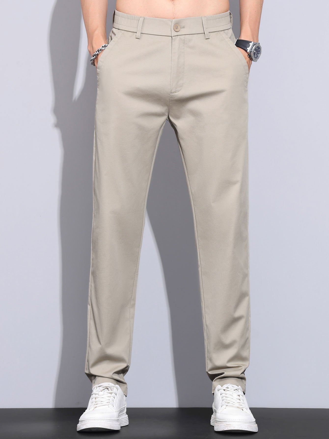 Pantalón recto color tan, tiro medio, con botón y bolsillos laterales