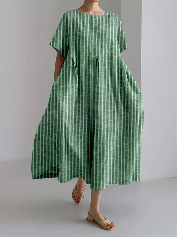 Vestido midi suelto verde de manga corta y cuello redondo, con bolsillos laterales