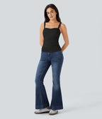 Top negro ajustado con tirantes finos y fruncido, vista de cuerpo completo