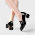 Mocasines de charol negro con hebilla dorada y tacón medio ancho