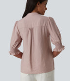 Blusa rosa palo con espalda fruncida y mangas globo; vista trasera de costado