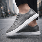 Zapatillas tipo brogue de cuero gris con cordones y suela blanca gruesa