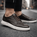 Zapatillas de cuero negras estilo brogue con cordones y suela blanca gruesa