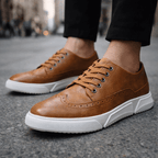Zapatillas tipo brogue de cuero marrón con cordones, perforaciones y suela blanca