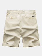 Pantalón corto beige claro de algodón, bolsillos traseros y cintura con botón