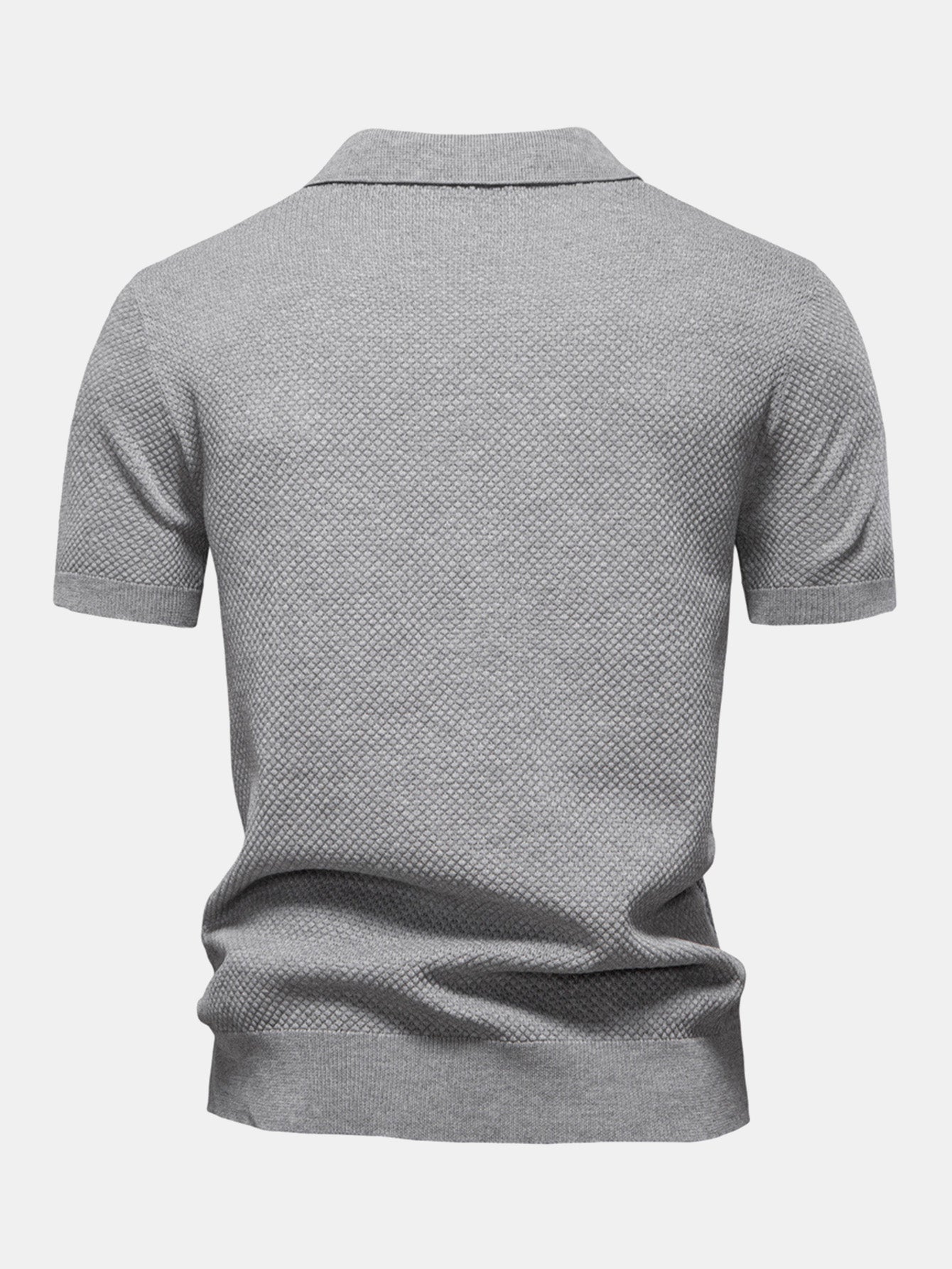 Polo gris claro de manga corta, vista trasera con cuello camisero y bajo fruncido.