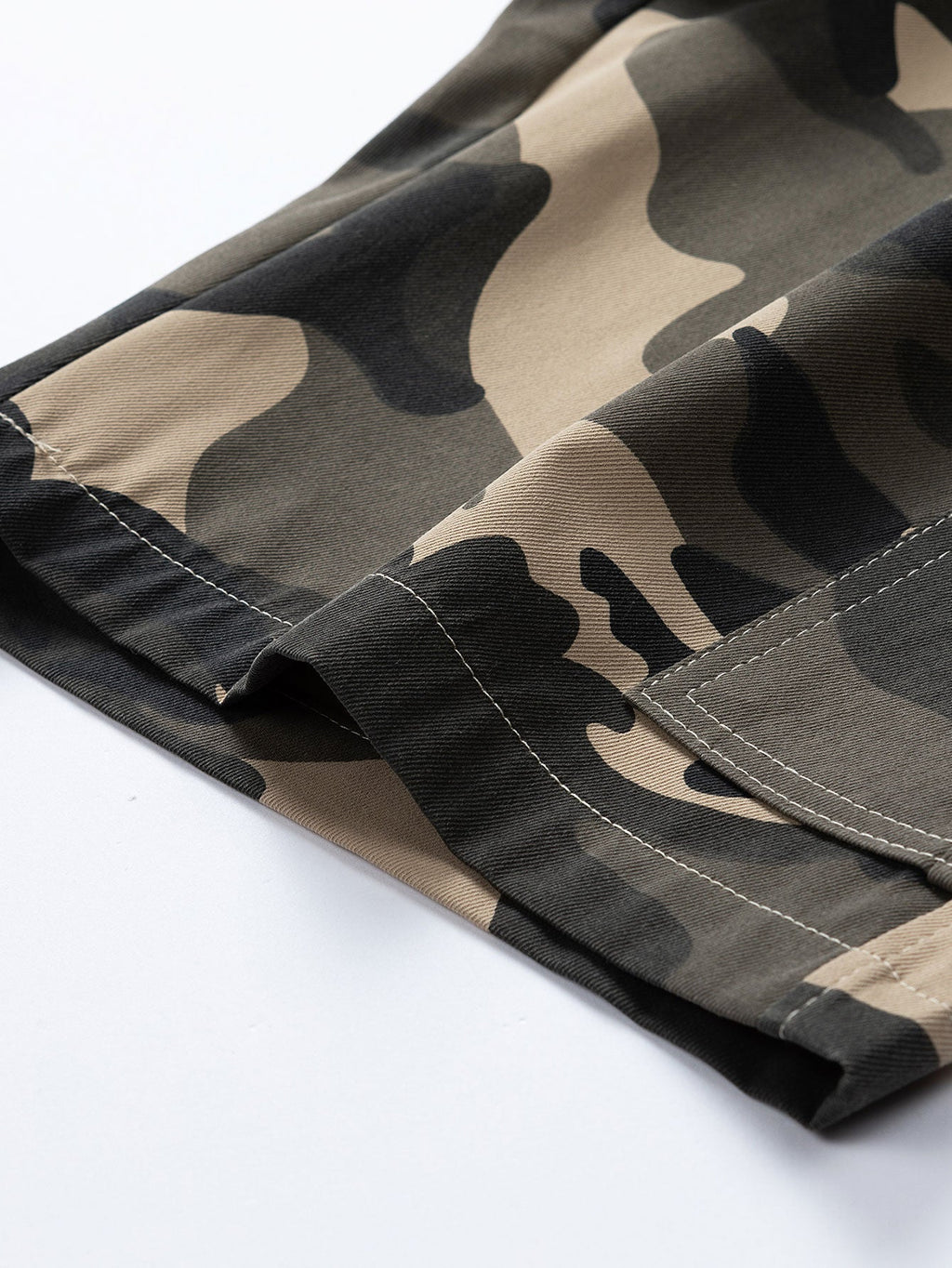 Vista de dobladillo y costuras en pantalón corto de camuflaje