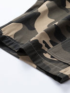 Vista de dobladillo y costuras en pantalón corto de camuflaje
