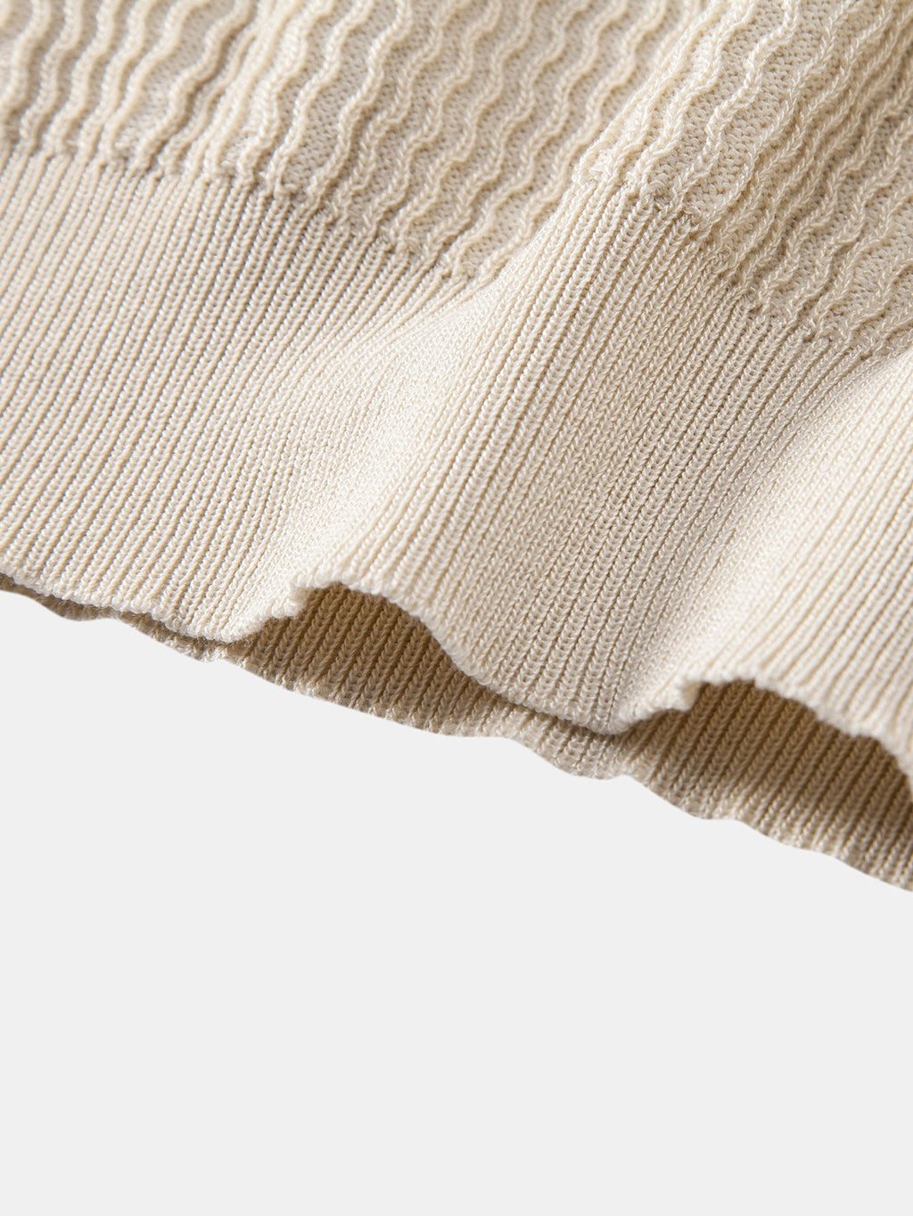 Polo Portofino de punto beige, vista del bajo acanalado y tejido con textura