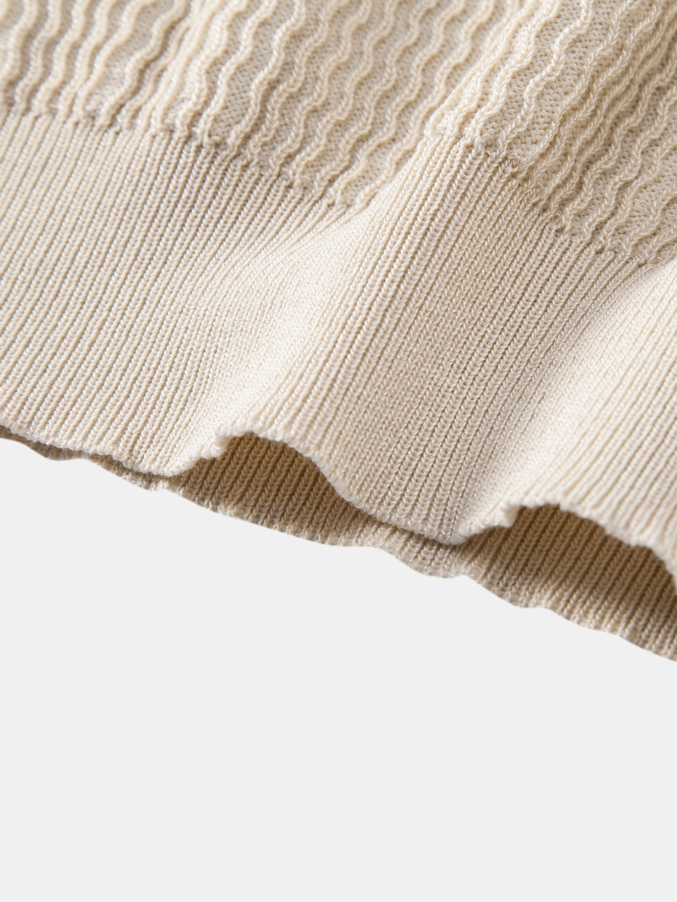 Polo Portofino de punto beige, vista del bajo acanalado y tejido con textura
