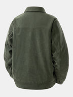 Chaqueta de pana verde oscura por detrás, cuello alto y puños acanalados.