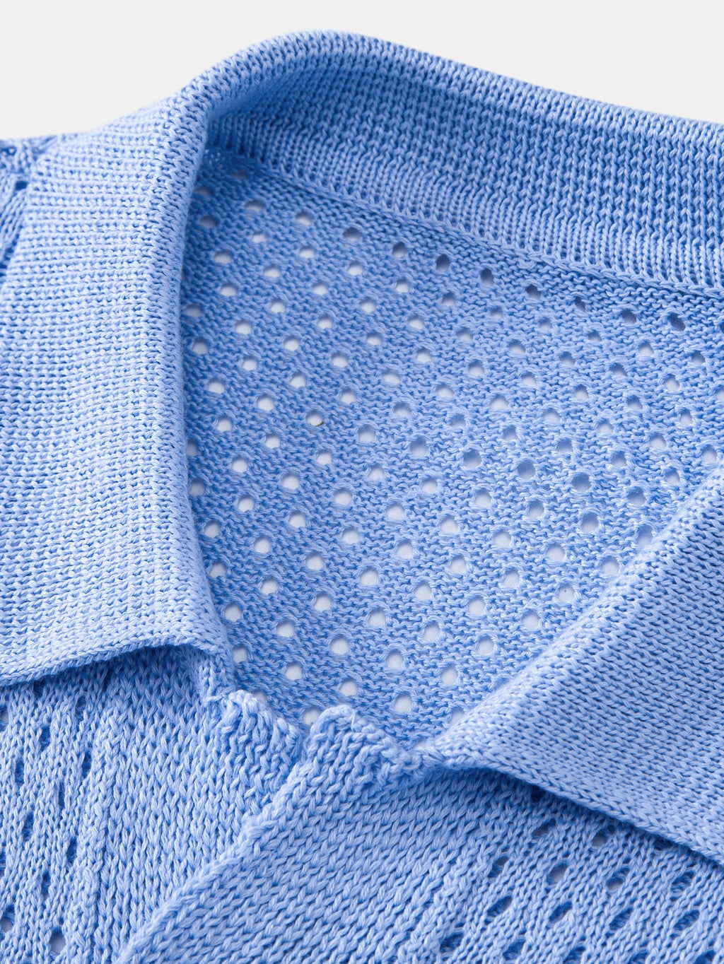 Camisa Marbella azul de punto calado: detalle de hombro y cuello