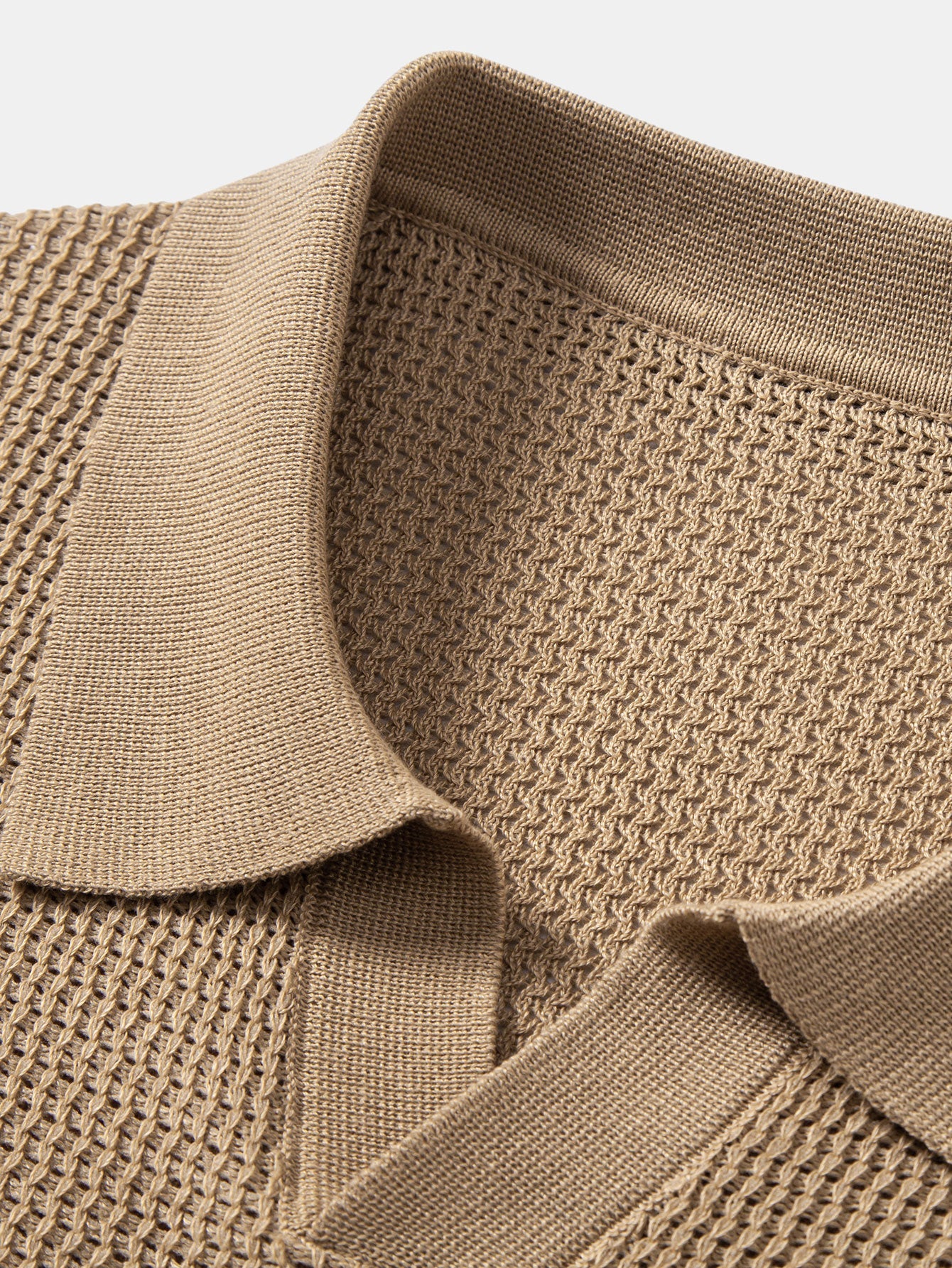 Polo de punto beige: detalle de cuello acanalado y textura tejida