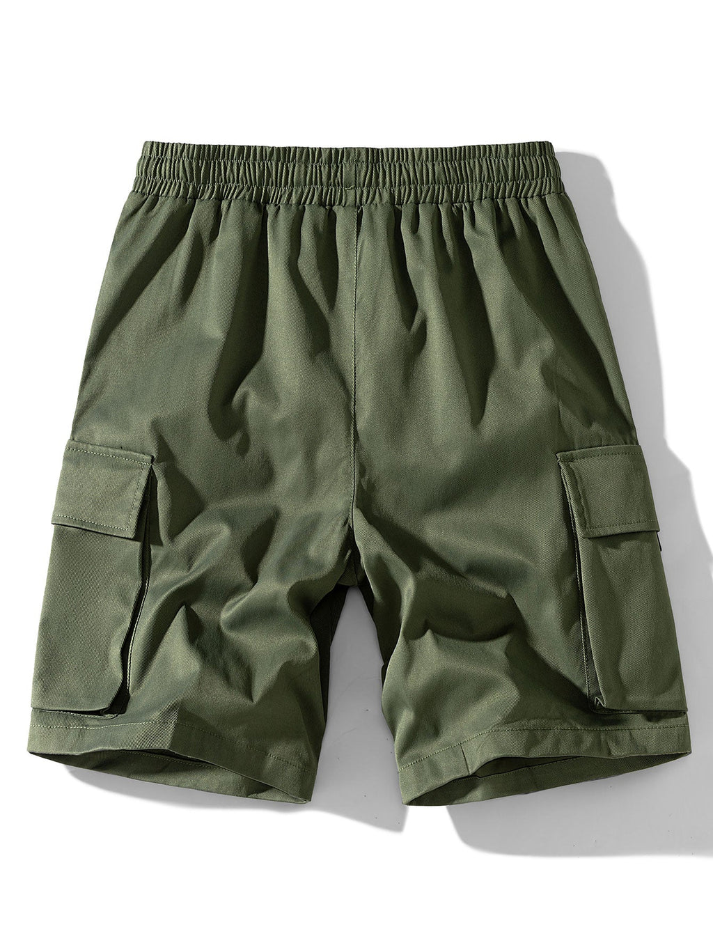 Pantalón corto de tela verde oscuro, cintura elástica y bolsillos cargo laterales.