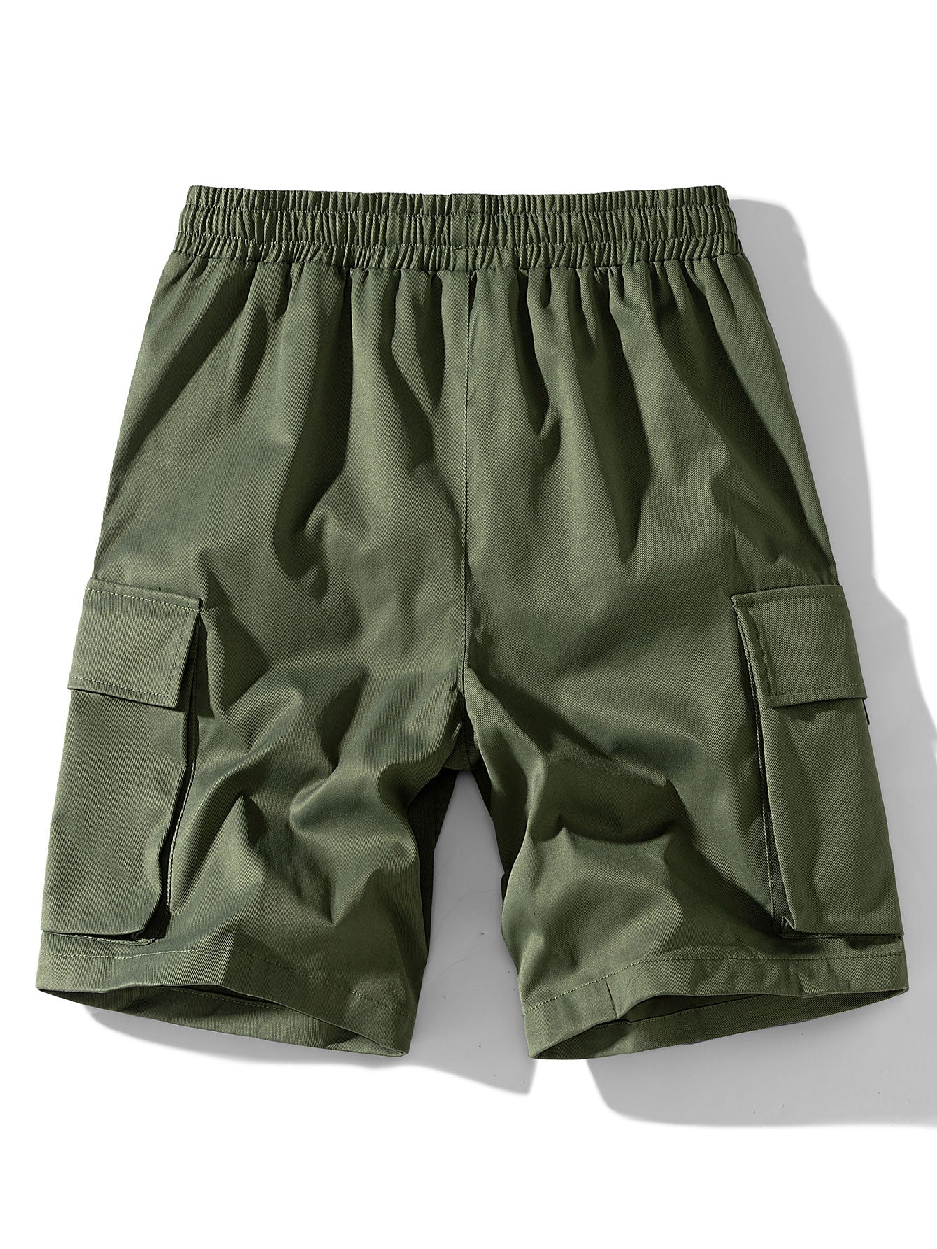 Pantalón corto de tela verde oscuro, cintura elástica y bolsillos cargo laterales.