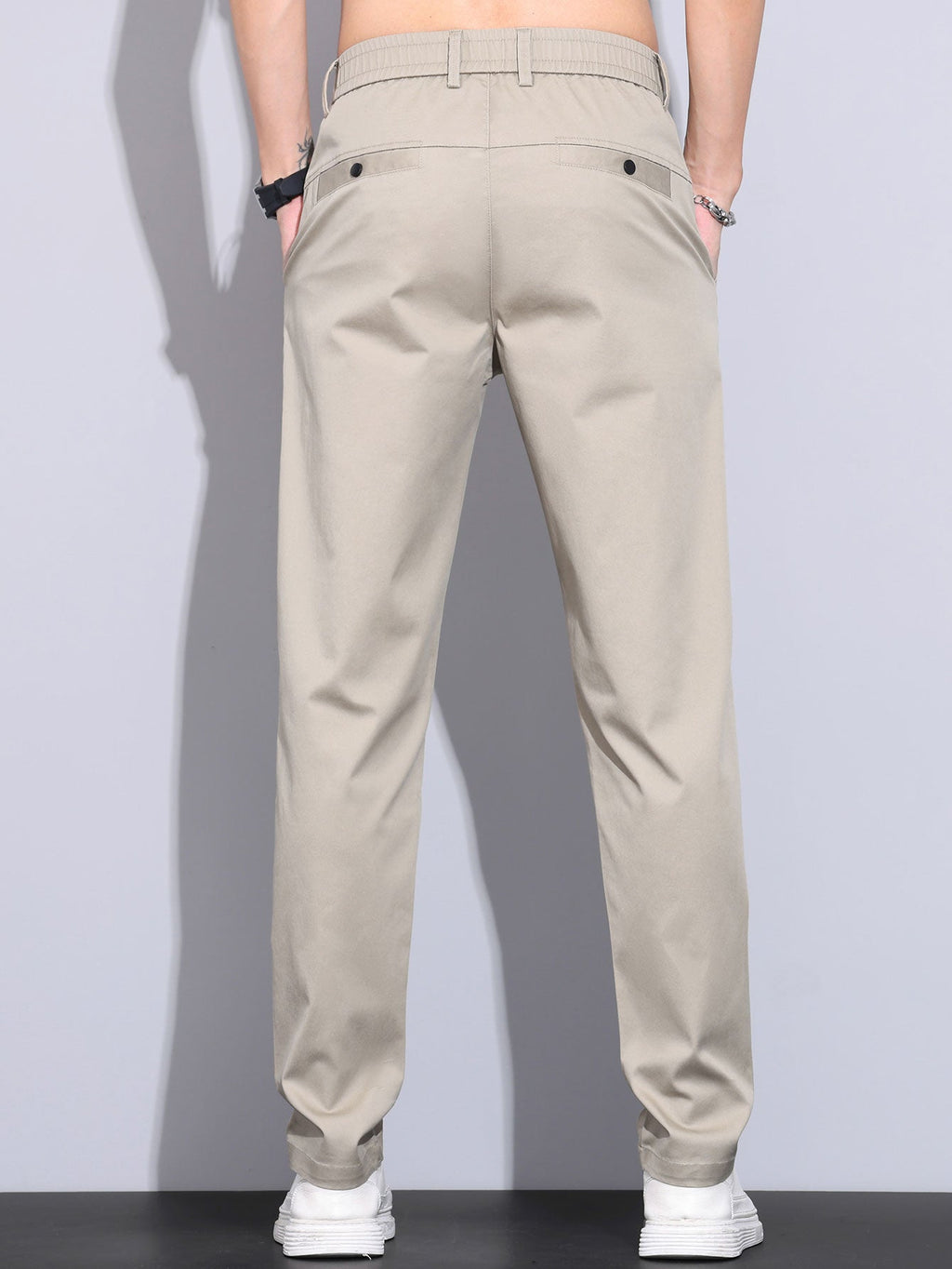 Pantalón recto tan visto por detrás, cintura con presillas y bolsillos traseros