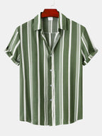 Camisa de botones de rayas verde, manga corta, cuello tipo camisa.
