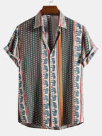 Camisa estampada de manga corta con cuello y botones, base oscura y rayas verticales.
