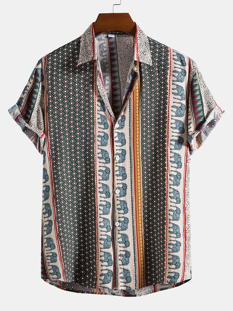 Camisa estampada de manga corta con cuello y botones, base oscura y rayas verticales.