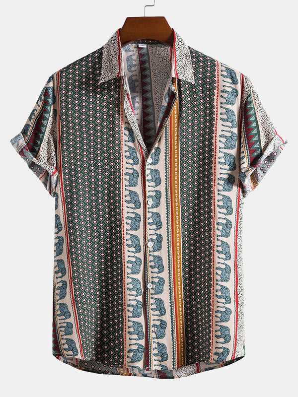 Camisa estampada de manga corta con cuello y botones, base oscura y rayas verticales.