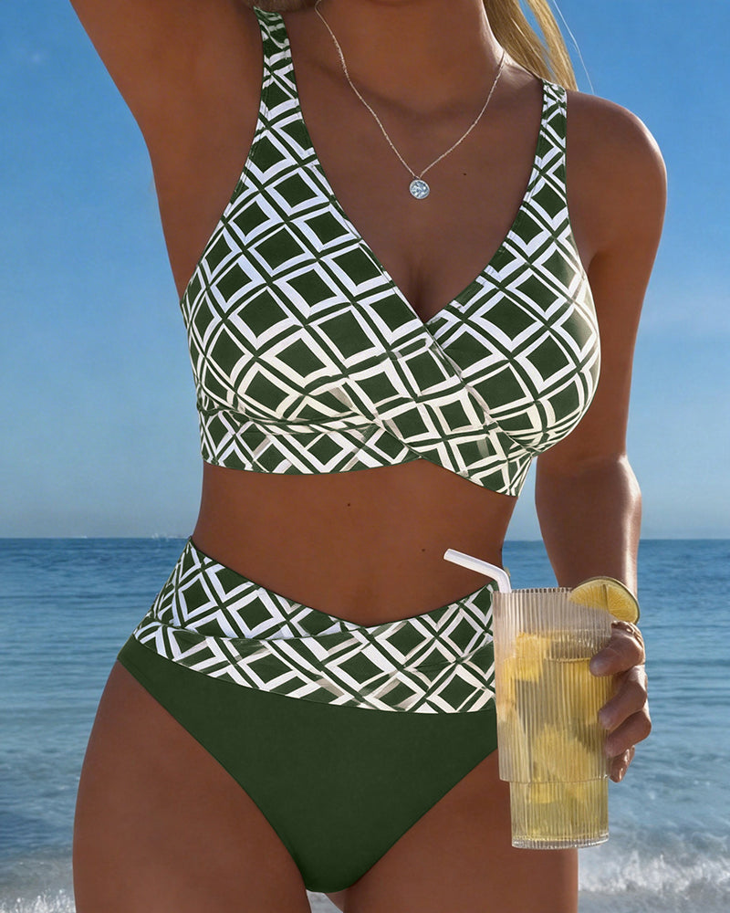 Conjunto bikini Martina a cuadros geométricos blanco con verde oscuro, top cruzado y braguita