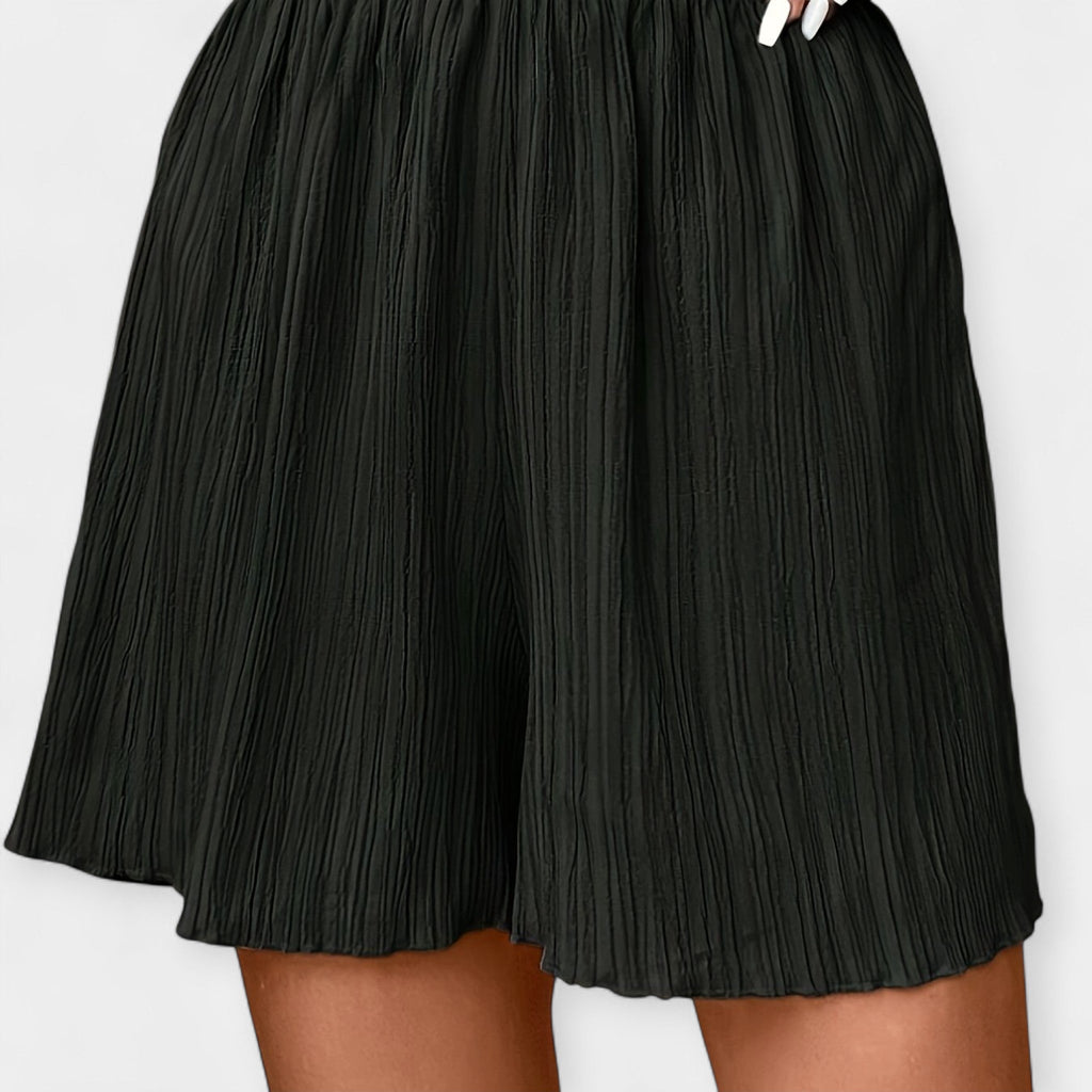 Shorts negros con pliegues verticales y cintura elástica