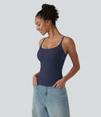 Top sin mangas Naomi Essential azul marino con escote cuadrado y tirantes finos