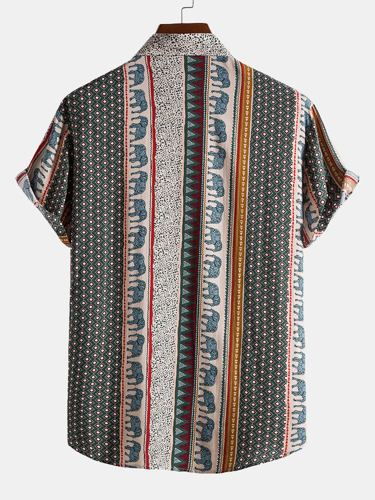 Camisa estampada con cuello, manga corta y rayas verticales multicolor en la parte trasera.
