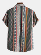 Camisa estampada con cuello, manga corta y rayas verticales multicolor en la parte trasera.