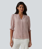 Blusa rosa palo con cuello en V y botones; mangas globo fruncidas a media manga