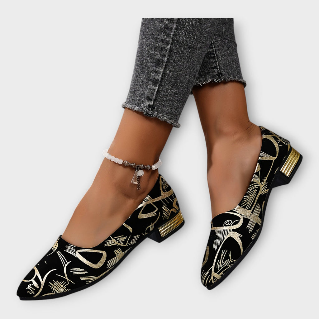 Bailarinas Amélie negras con estampado dorado y tacón ancho bajo; vista lateral