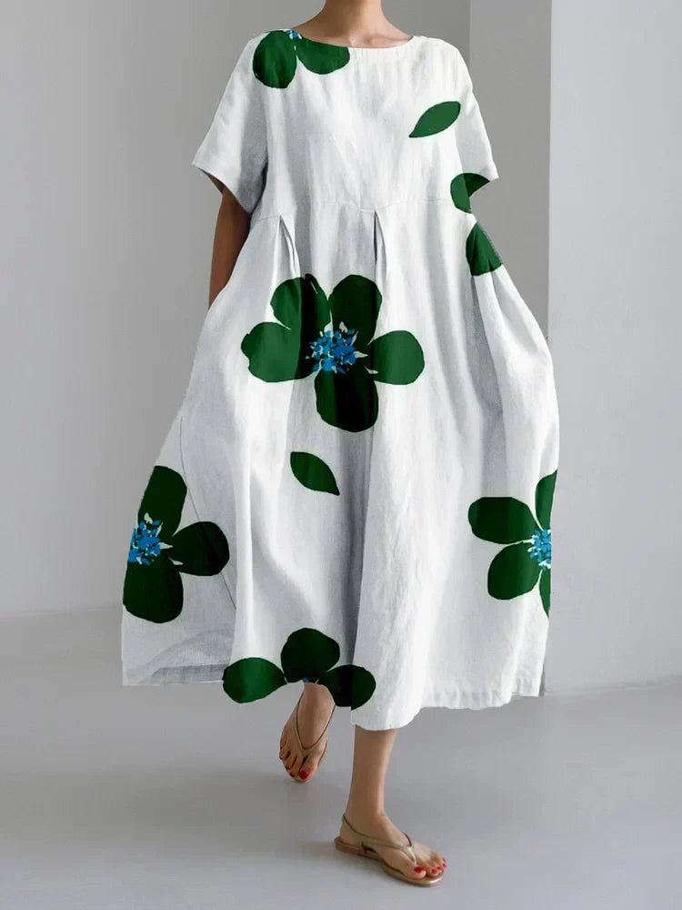 Vestido fluido floreal blanco con hojas verdes y flores azules, manga corta holgada
