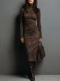 Vestido midi de ante marrón oscuro, cuello alto y manga larga con costuras