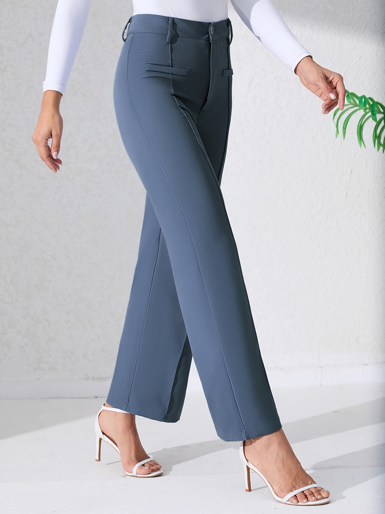 Pantalón de talle alto azul con bolsillos y costuras frontales, pierna recta y bota ancha