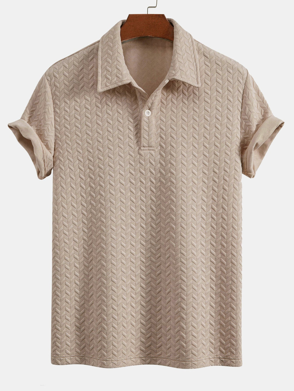 Polo de jacquard geométrico color arena con cuello y tapeta de botones.