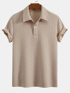 Polo de jacquard geométrico color arena con cuello y tapeta de botones.