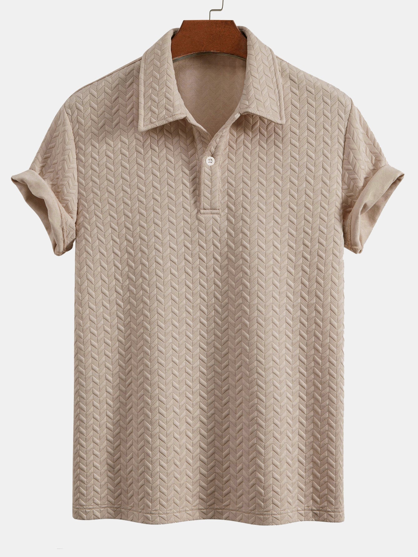 Polo de jacquard geométrico color arena con cuello y tapeta de botones.