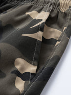 Detalle de la costura y la tela en pantalón corto de camuflaje en tono gris