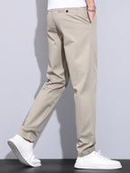Pantalón recto tan con costuras laterales y bolsillos frontales, tiro medio