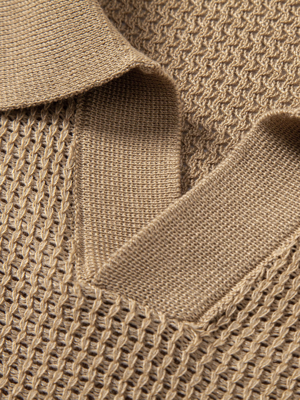 Polo de punto beige: detalle del cuello y costura en el hombro